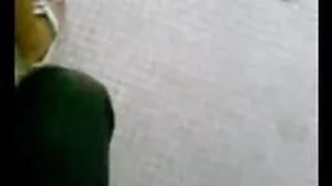 La jeune Kathia surprend Gina en train de sucer la bite de son petit ami dans la cuisine xxx de fille