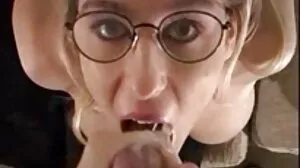 Douces poussins lezzie se font asperger de pipi et éclatent des sexe video lesbienne fentes humides