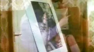 Trois filles lorgnant porno avec belle fille sur un mec nu