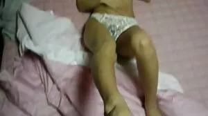 Une petite prostituée femme pornographique amateur thaïlandaise suce et baise une énorme bite d'un client occidental