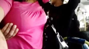 Busty teen Latina suce porno avec femme arabe une grosse bite non coupée faite maison