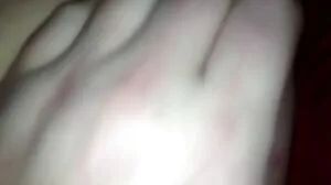 MILFS magnifiques et occupées partagent une grosse bite dure avec porno des fille vierge des inconnus chanceux sur le canapé