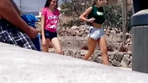 Ado en uniforme jeune fille xxx se fait éjaculer
