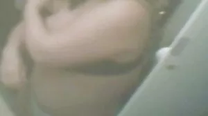 Ladyboy Pooh souffle une femme forcee porno bite et se fait enculer à cru