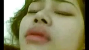 VR PORN-Trois filles asiatiques chaudes font plaisir jeune fille sexy xxx à votre bite
