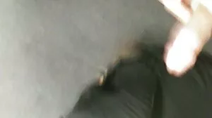 Un mec noir arrêté pour avoir porno 1 homme 2 femmes donné un rimjob chaud avec deux policières aux gros seins