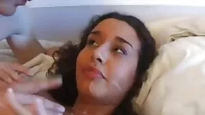 Sofie fait une pipe en gorge profonde à Oliver pour faciliter son porno les plus belles filles érection