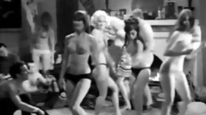 Un tailleur asiatique écarte les cuisses et se fait enculer par un porno des femmes noire étalon noir musclé