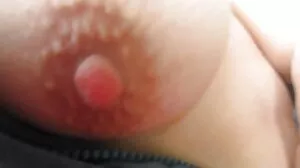 De gros seins incroyables sucent une gigantesque bite blanche Après une bonne succion, elle reçoit une énorme charge porno femme courte sur ses gros seins