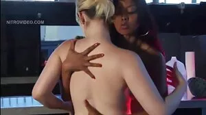 La jolie fille Valery Summer séduite femme timide porno par son premier trio