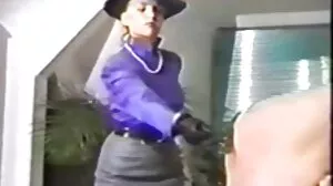 Un mec voyeur femme mince porno baise sa copine Ava Taylor et sa belle-mère Lisa Ann