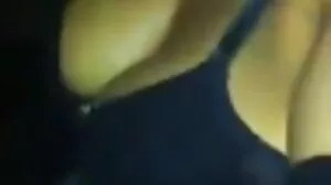 Un modèle enchanteur obtient son vagin serré plein de pisse chaude et d'éclaboussures massage lesbienne xxx