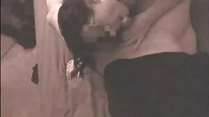 L'étourdissante ts mince Venus Lux caresse le shecock dur par derrière fille 18 ans xxx