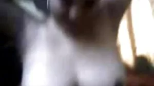 Bodacious Hot Milf a une femme nue x bite dure conduisant sa chatte à l'orgasme
