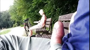 Le xxx belle fille trou du cul d'un mec perky pendant un trio épique