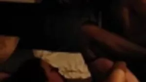 La mince salope européenne porno des grosses fesses africaines Beth a frappé pour de l'argent