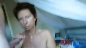 Gorgées porno femme dominante asiatiques attachées à louer