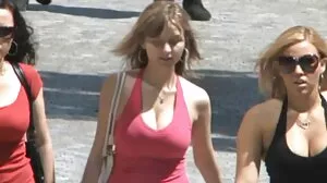 Une femme ivre xxx ado serrée chevauche une grosse bite