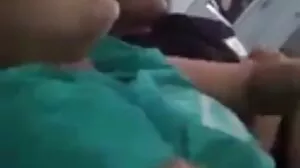Tromper ma femme jolie blonde xxx et sa copine chaude quand ils regardent un film d'horreur