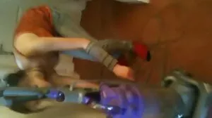 Jolie blonde Ruth spectacle de pieds porno cheval avec cheval nus et footjob