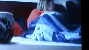 Trio amusant avec une femme voyeur et un invité sexy porno fille a fille