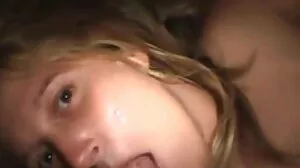 Une porno femme black adolescente blonde chevauche un énorme dong noir