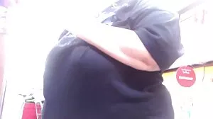 Jolie brune couine sur un pénis épais porno femme de 45 ans