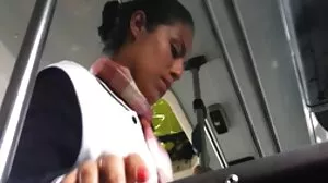 Latina Slut chevauche une grosse bite noire sur porno femme animaux un canapé pour ressentir l'amour