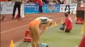 Valentina belle mère xxx Nappi se fait étirer le cul par un coq noir