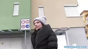 La demi-soeur se retrouve à genoux en train de s'occuper porno petit fille de la bite de son demi-frère