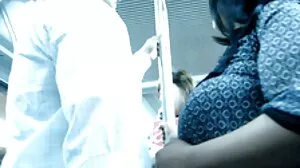 Belle-mère brune et milf fille sans culotte porno