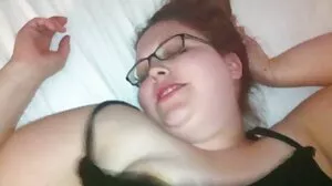 Tiffany Watson se fait prendre par Alexis Fawx en la regardant porno des femmes enceinte se masturber