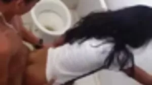 La petite latina porno homme cheval Jasmine cogne avec un inconnu